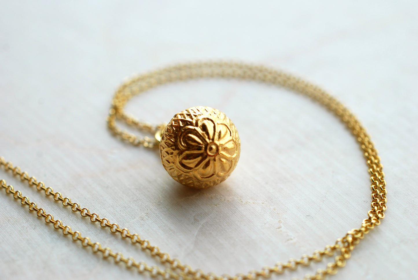 FLORA . Boho-Kette mit floralem Kugel-Anhänger aus vergoldetem 925er Silber / Geschenkideen