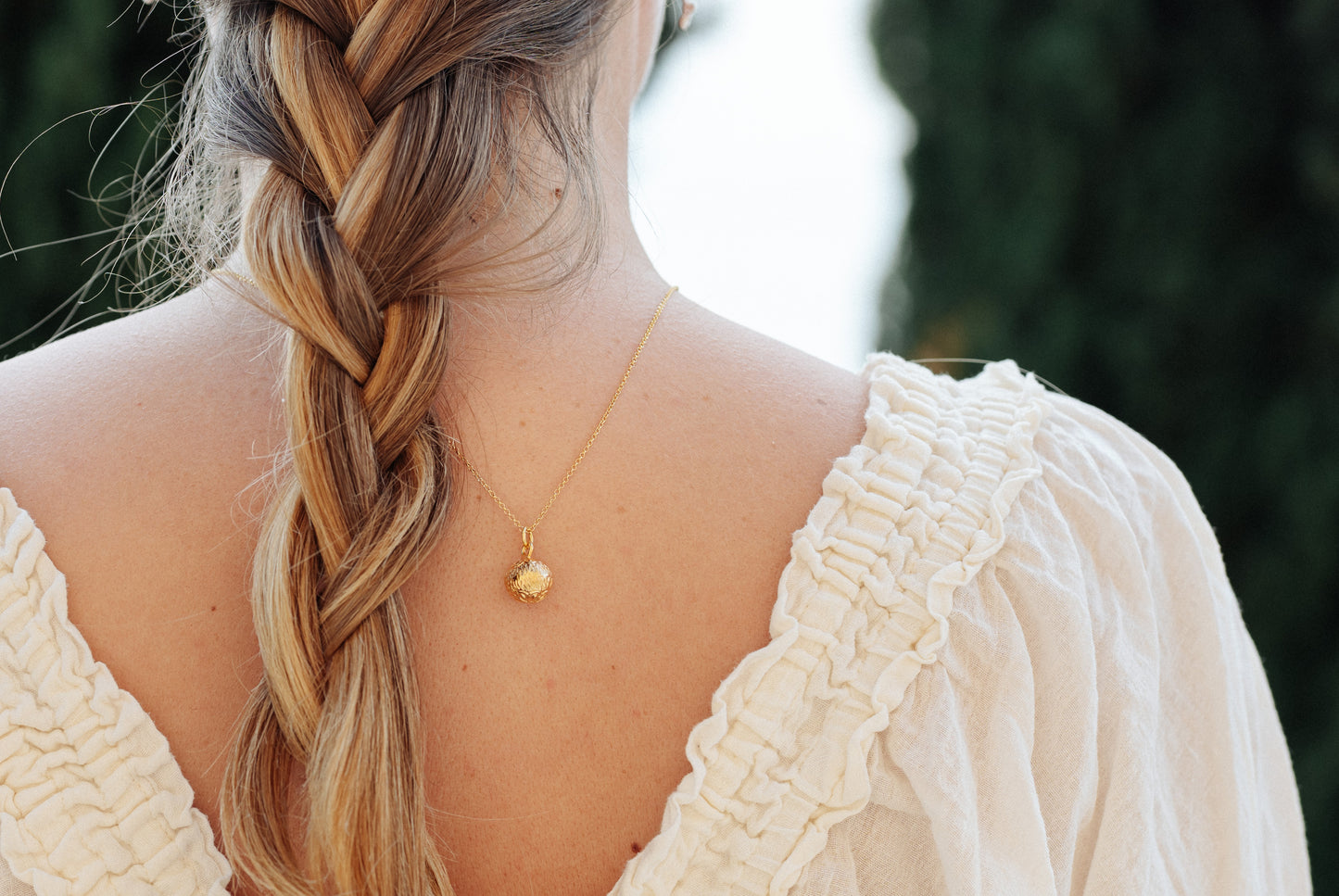 FLORA . Boho-Kette mit floralem Kugel-Anhänger aus vergoldetem 925er Silber / Geschenkideen