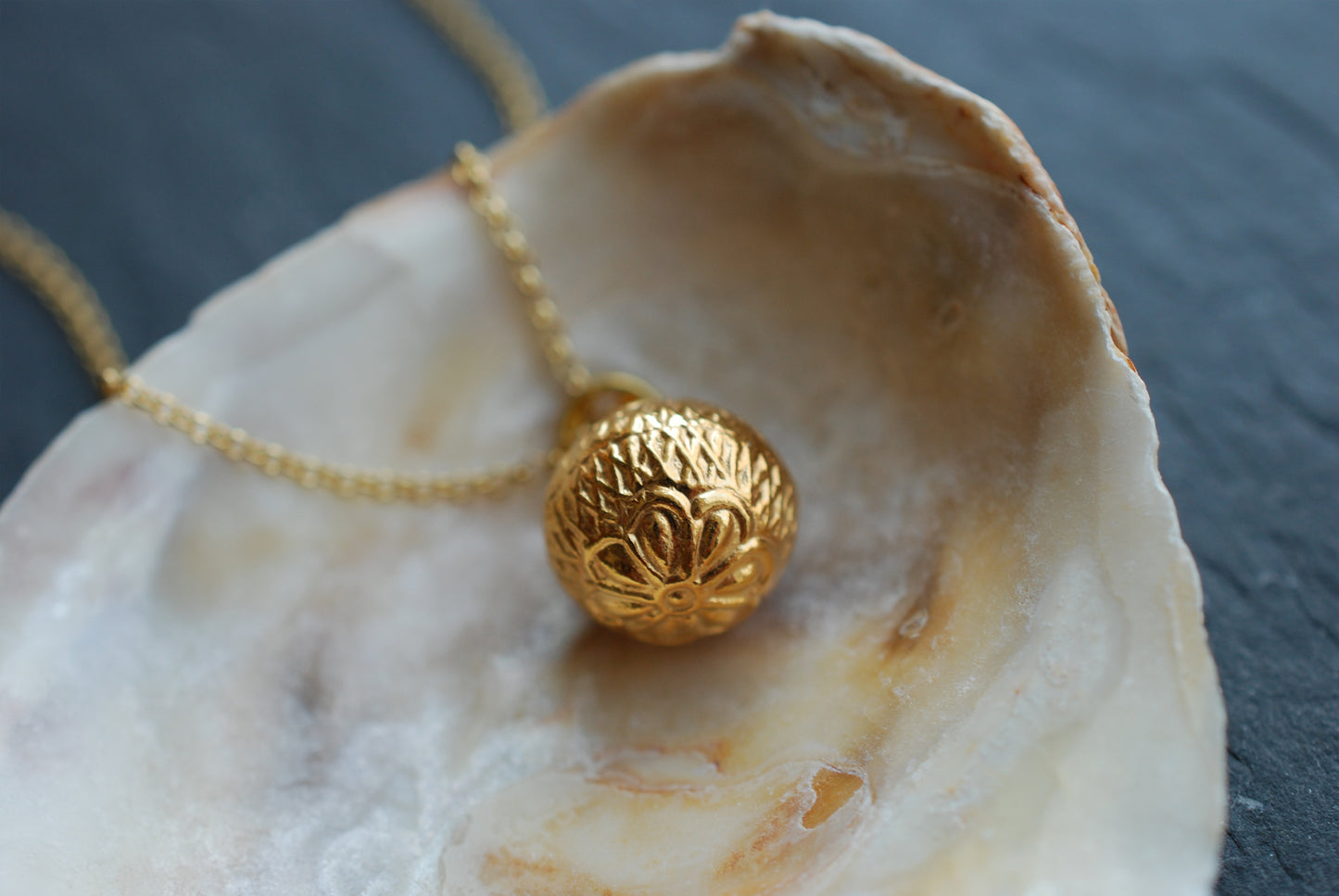 FLORA . Boho-Kette mit floralem Kugel-Anhänger aus vergoldetem 925er Silber / Geschenkideen