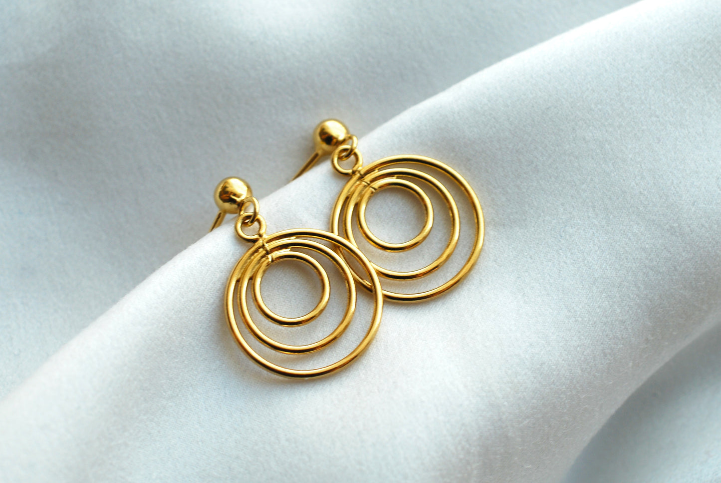 CIRCLES . Kreis-Ohrringe aus vergoldetem 925 Silber . Geschenke für Sie . Geburtstagsgeschenk