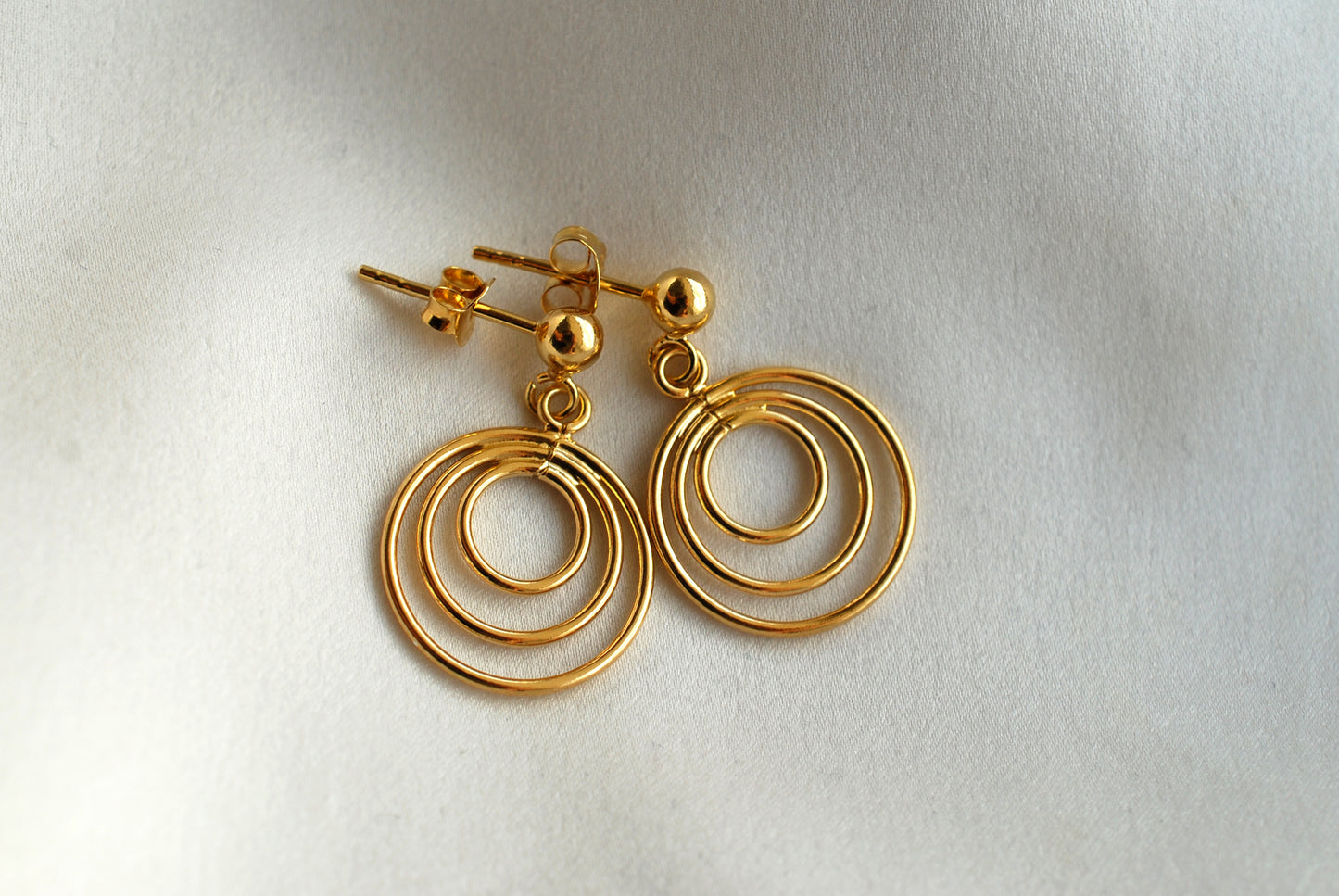 CIRCLES . Kreis-Ohrringe aus vergoldetem 925 Silber . Geschenke für Sie . Geburtstagsgeschenk