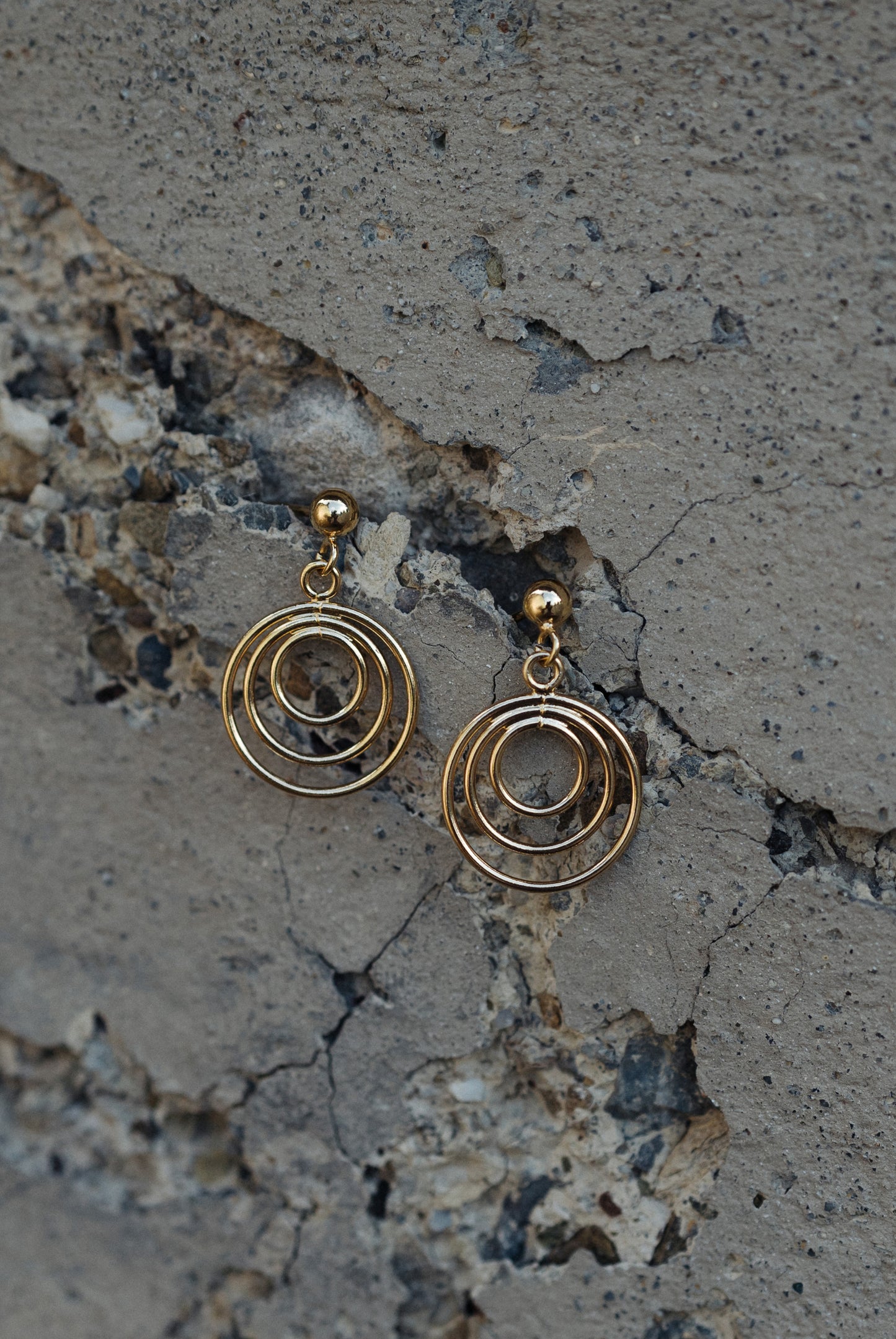 CIRCLES . Kreis-Ohrringe aus vergoldetem 925 Silber . Geschenke für Sie . Geburtstagsgeschenk