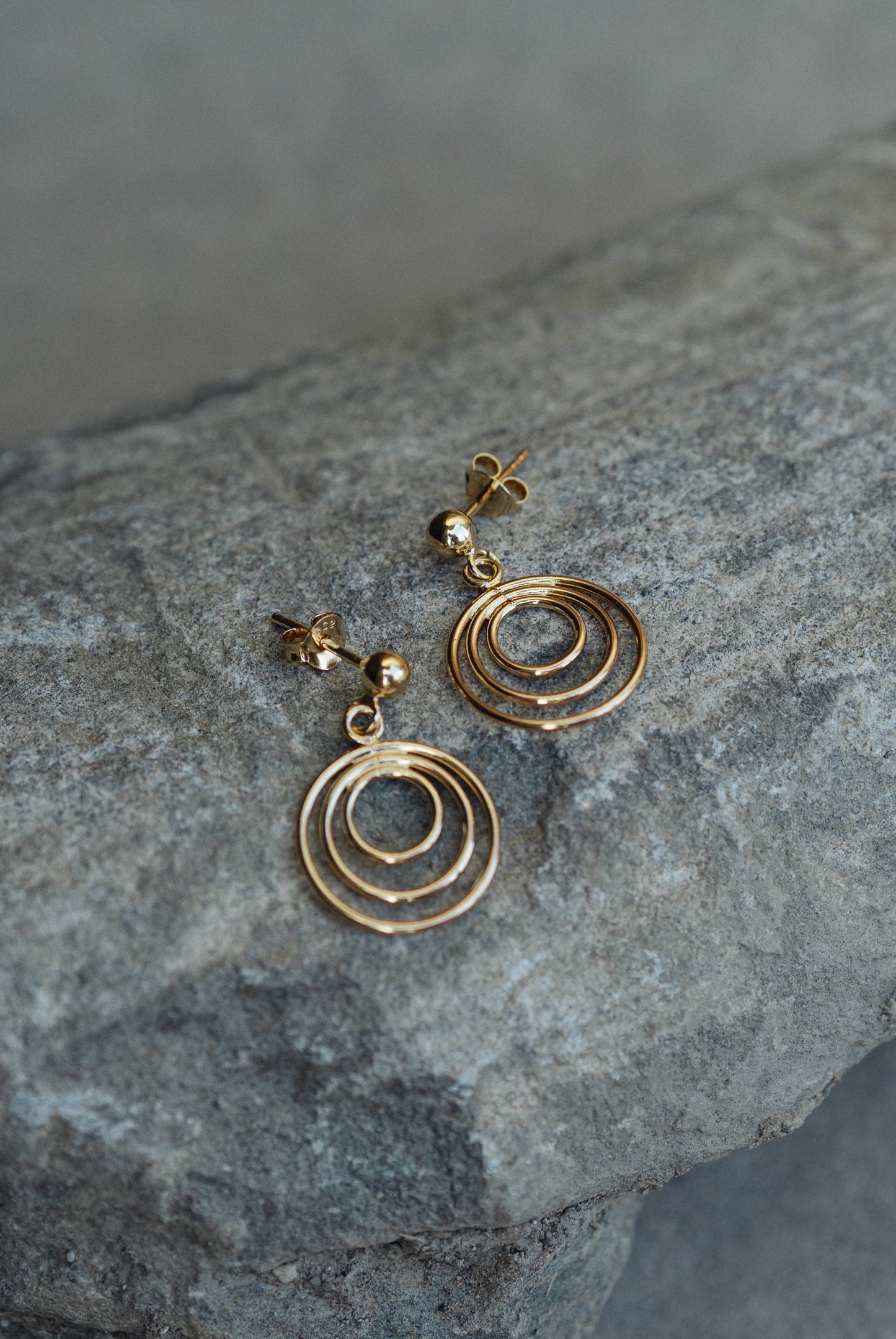 CIRCLES . Kreis-Ohrringe aus vergoldetem 925 Silber . Geschenke für Sie . Geburtstagsgeschenk