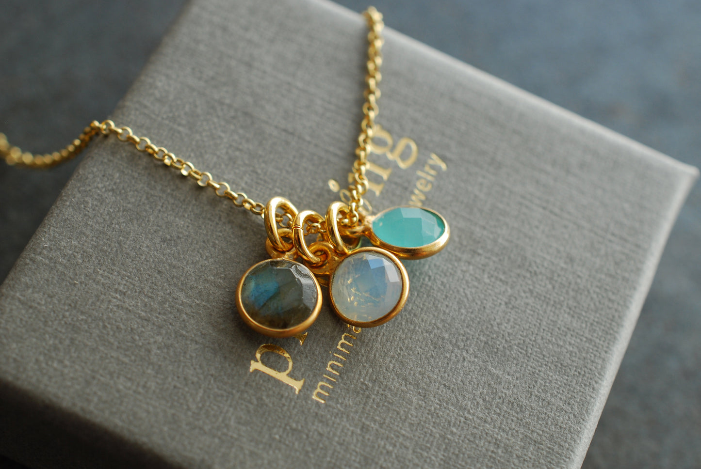 Geburtsstein-Kette . vergoldetes Silber . personalisierbare Geburtstagsgeschenke