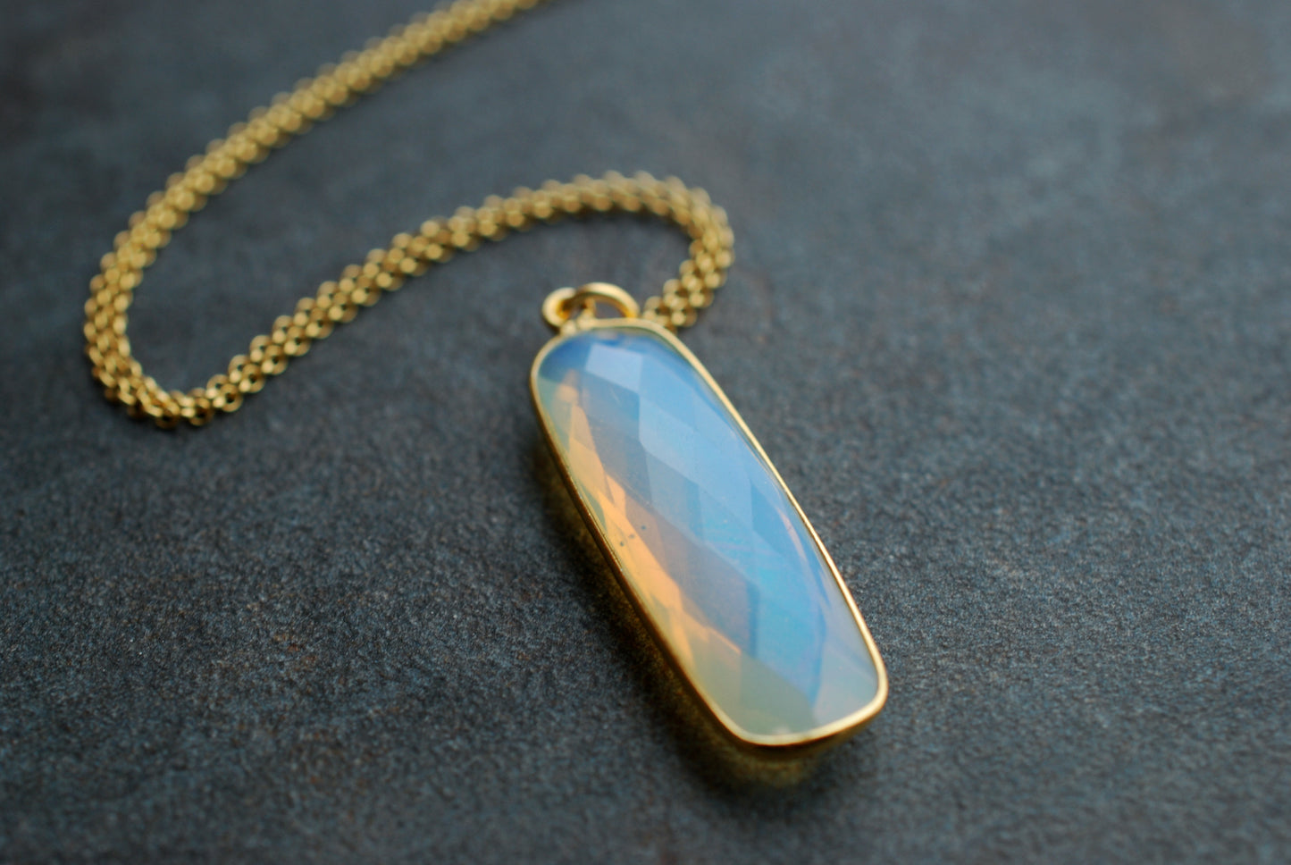 Geburtsstein-Kette Opalit . Oktober Geburtstagsgeschenk . vergoldetes Silber