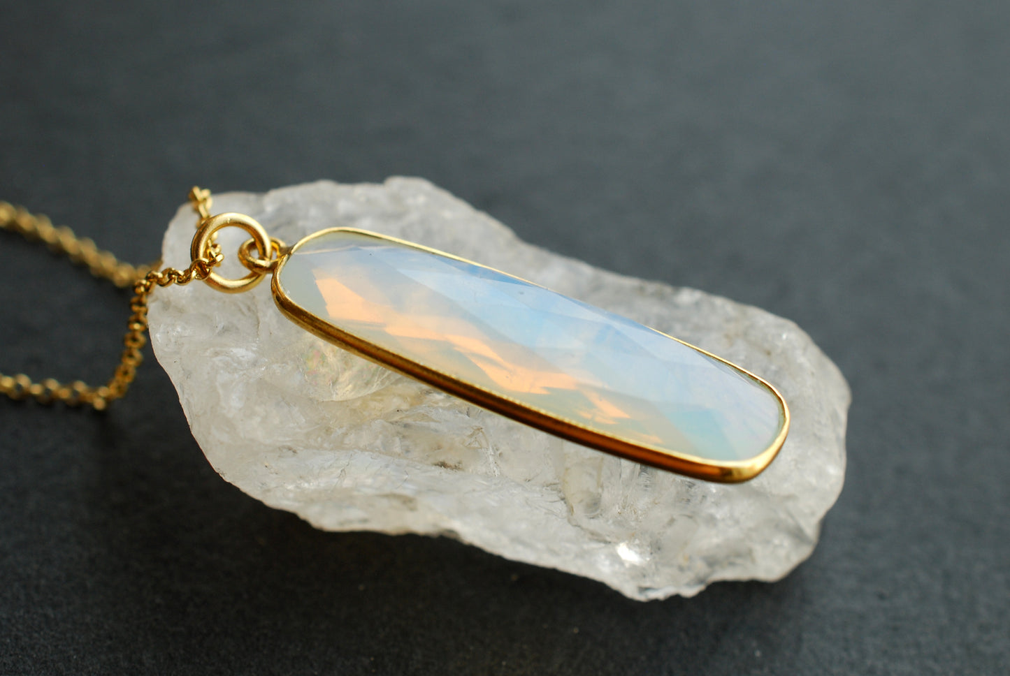 Geburtsstein-Kette Opalit . Oktober Geburtstagsgeschenk . vergoldetes Silber