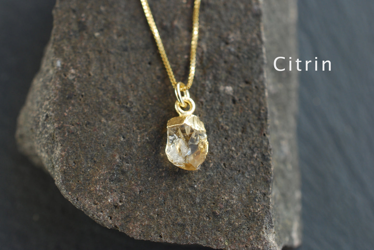 AVA Rohstein Anhänger | Geburtsstein Geschenke | 18K vergoldetes 925 Silber | Birthstone Charm | Optional mit Kette