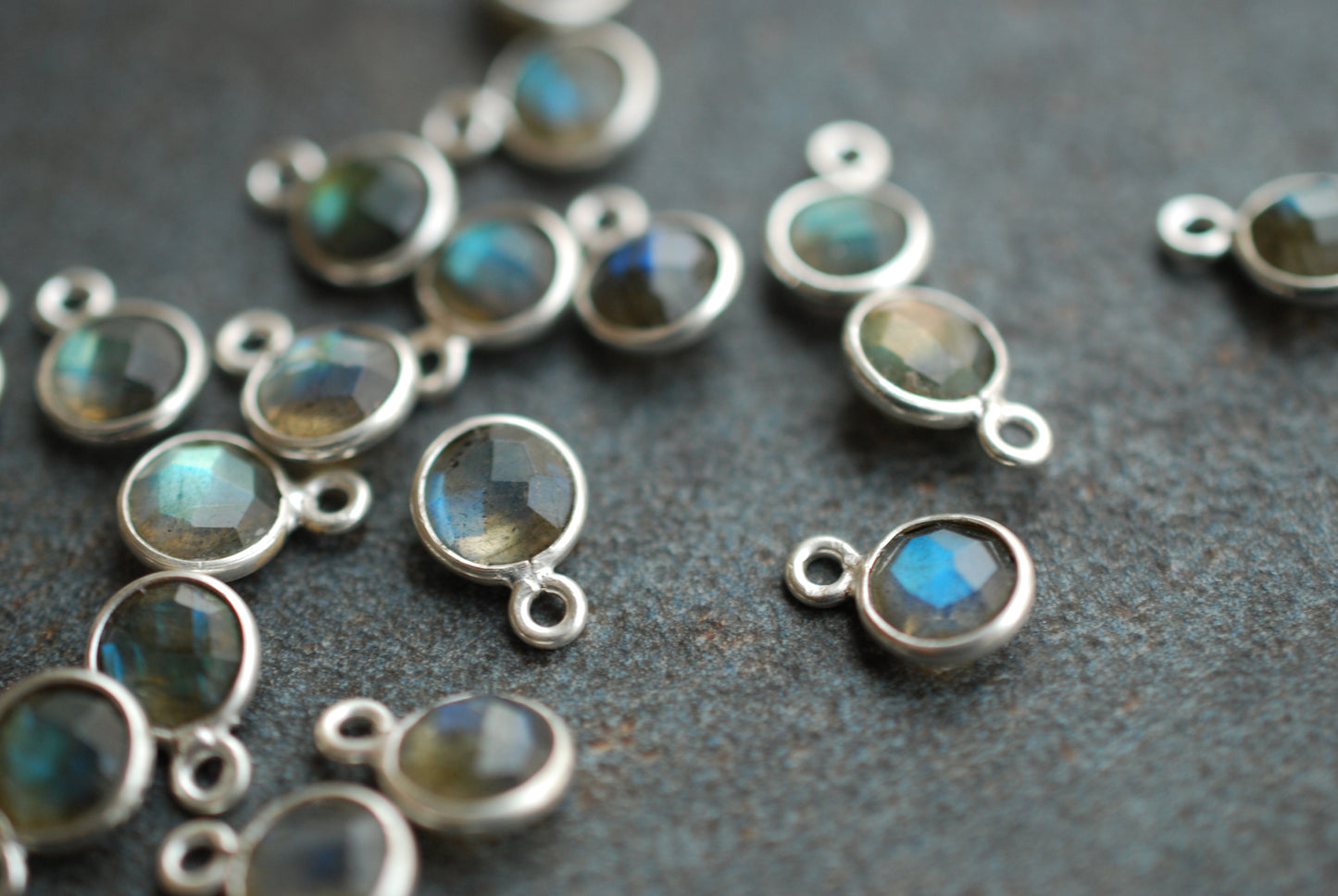 Labradorit Creolen aus 925er Silber. Geschenkideen. Kleine Creolen