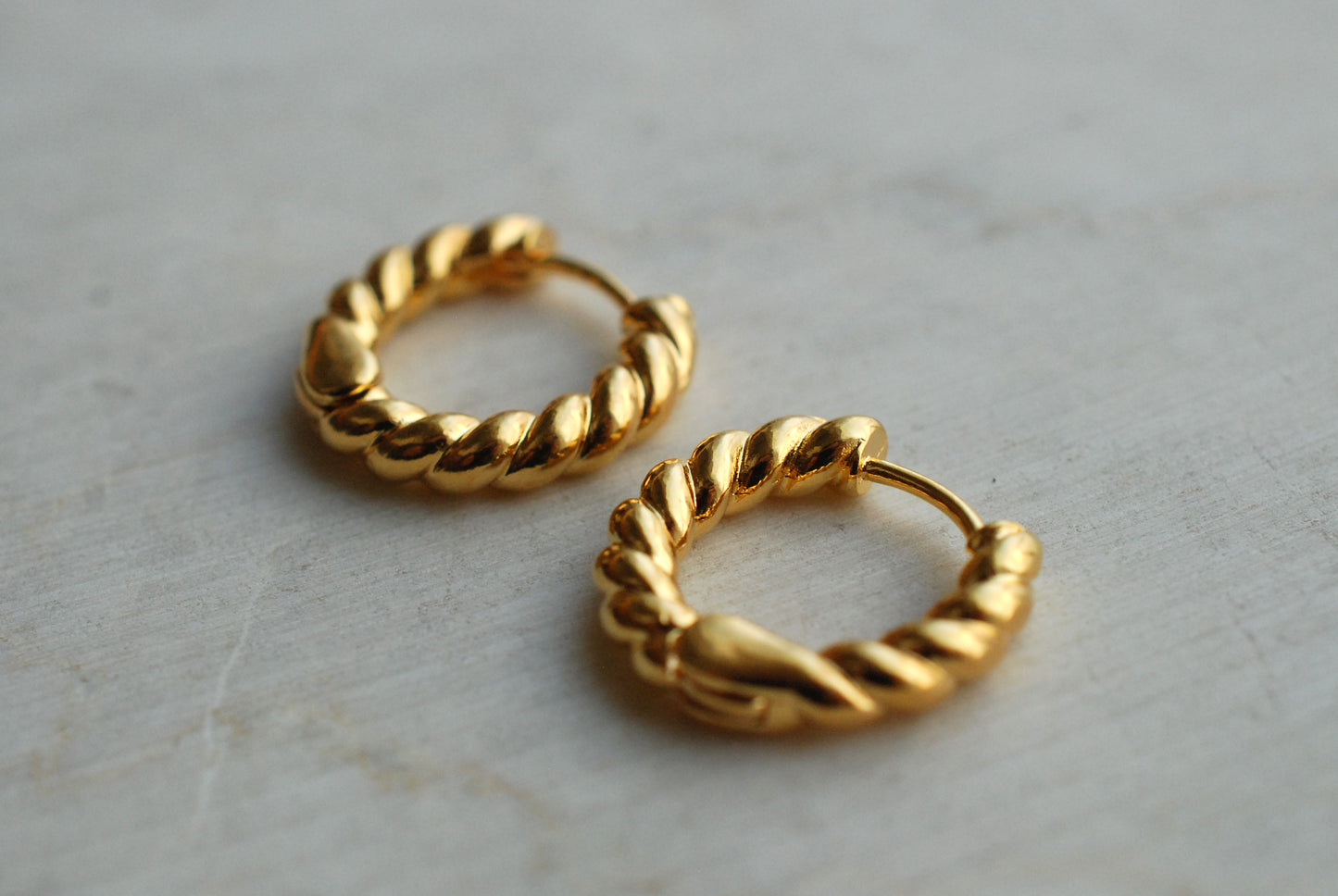 Gedrehte Creolen aus 18 kt vergoldetem Messing