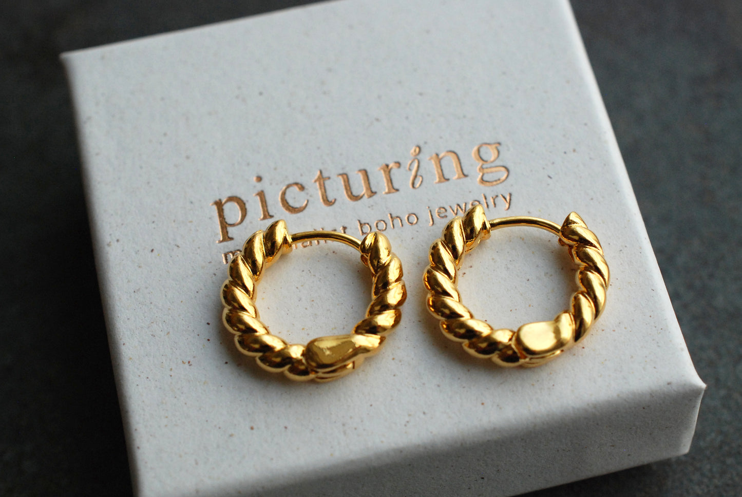 Gedrehte Creolen aus 18 kt vergoldetem Messing