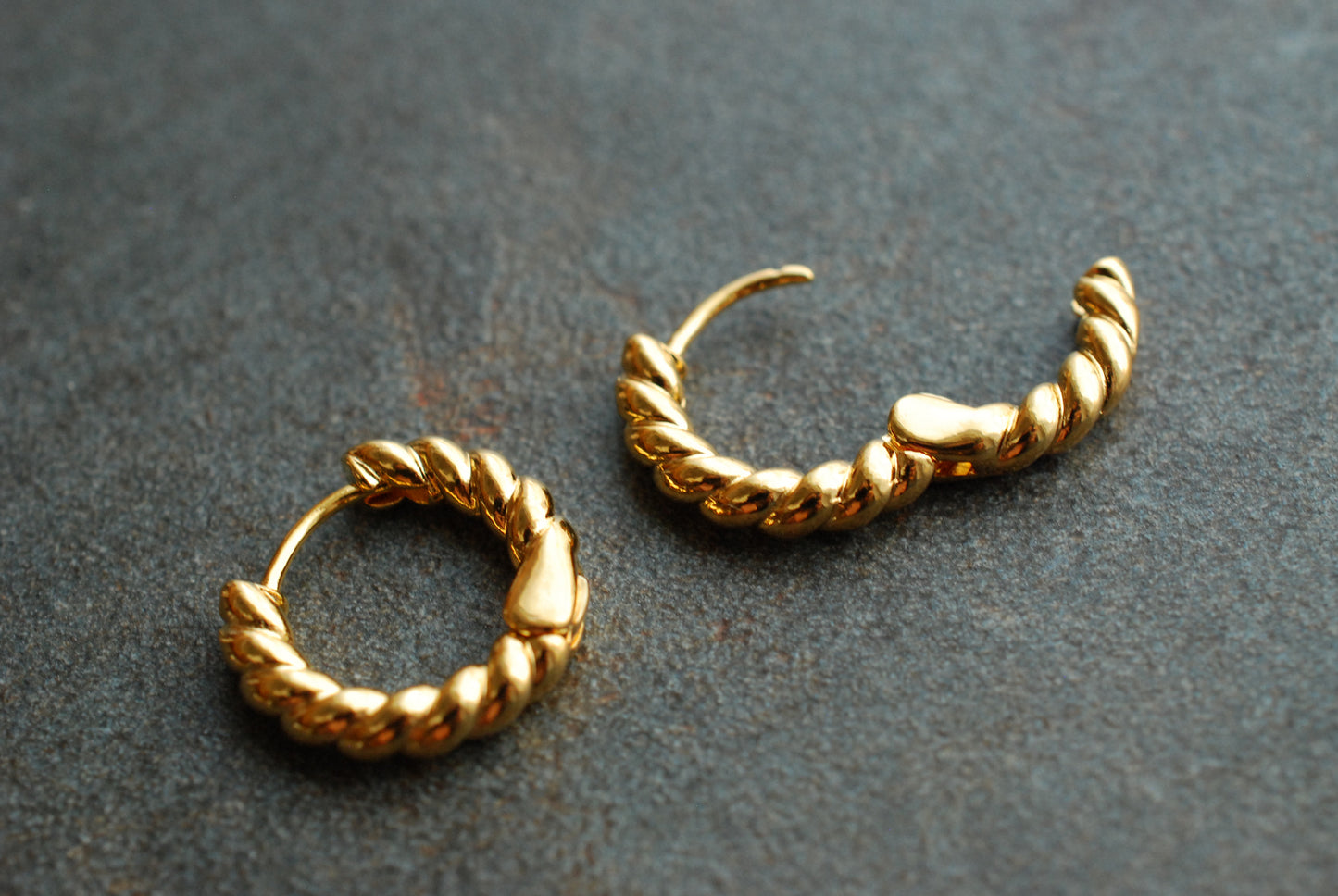 Gedrehte Creolen aus 18 kt vergoldetem Messing