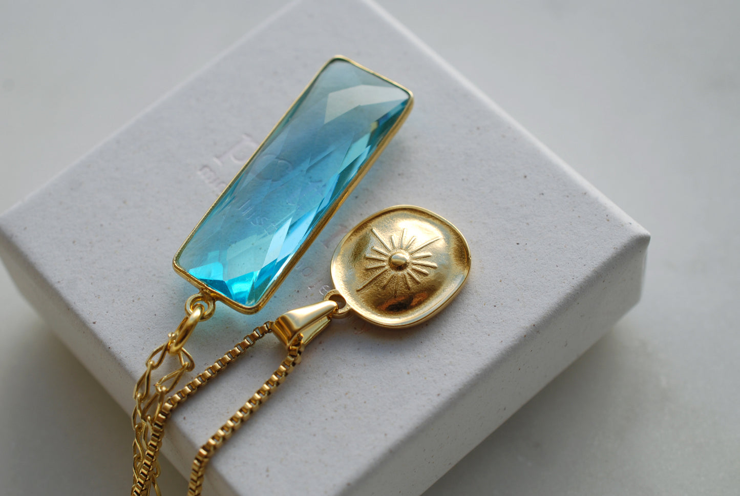 AELIA . Sonnenkette aus 18kt vergoldetem Edelstahl