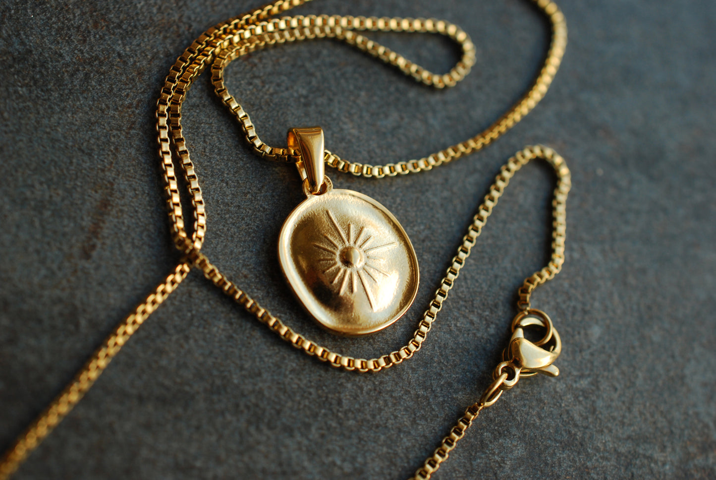 AELIA . Sonnenkette aus 18kt vergoldetem Edelstahl