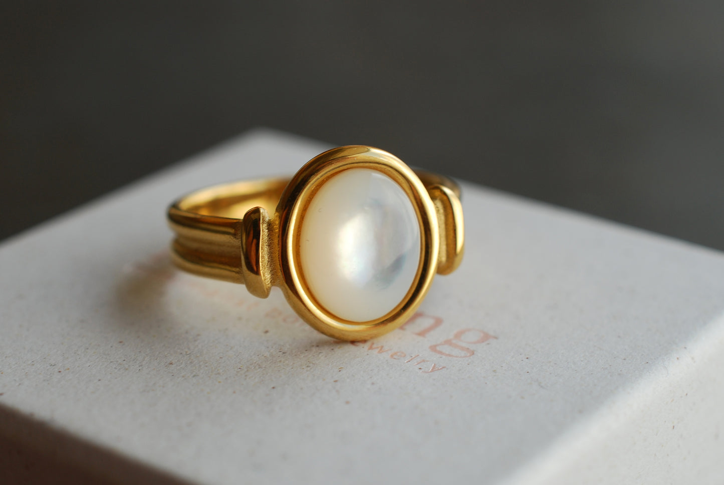 HALO . 18 kt vergoldeter Edelstahlring mit perlmutt-schimmerndem Schmuckstein