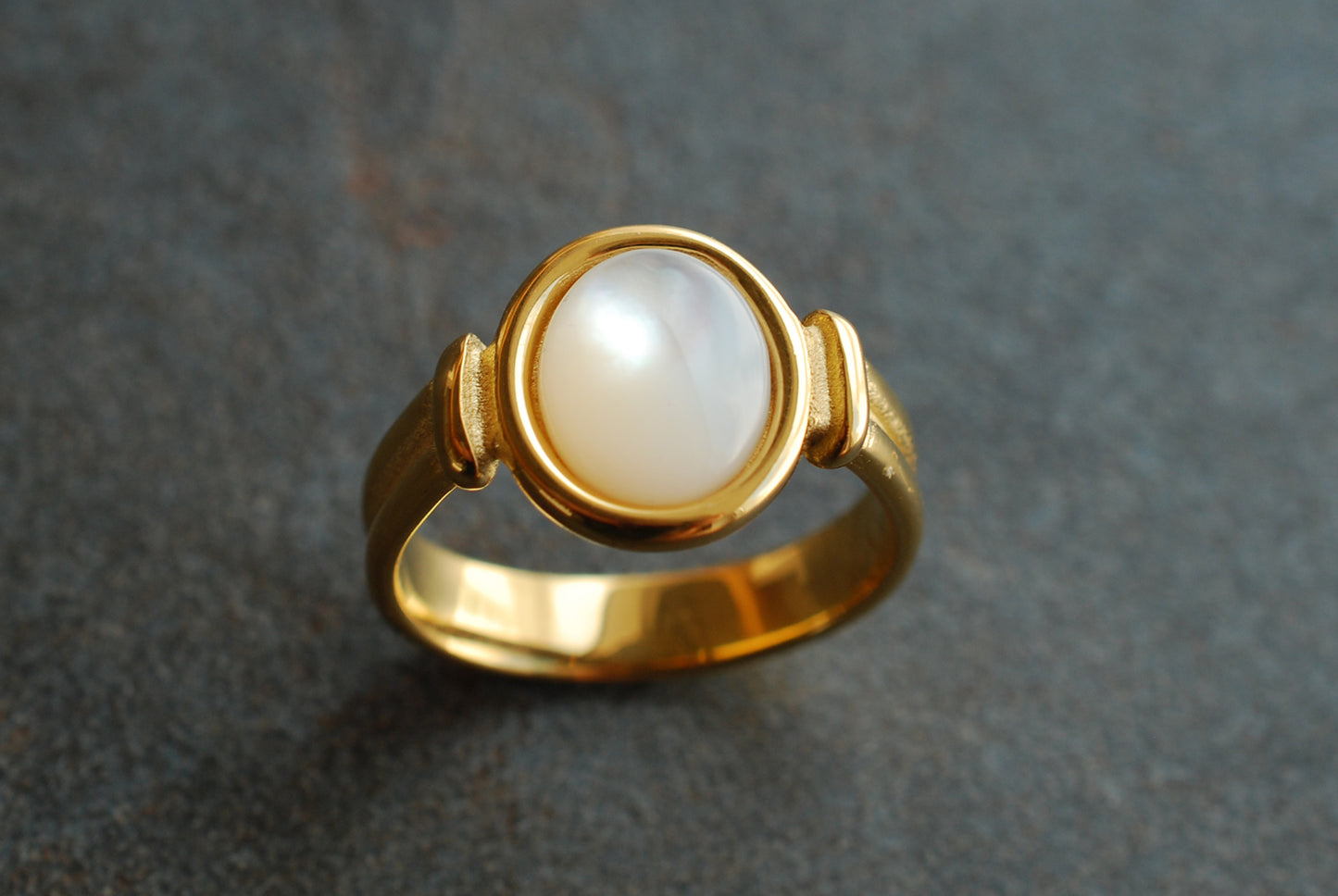 HALO . 18 kt vergoldeter Edelstahlring mit perlmutt-schimmerndem Schmuckstein