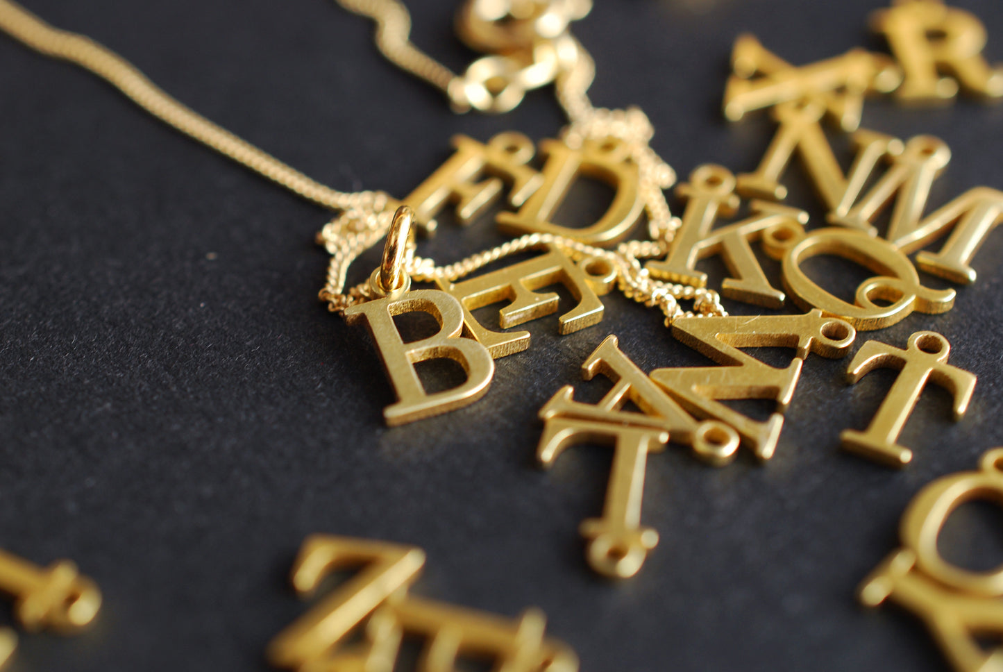 Initiale . 24 k vergoldete Sterlingsilber Kette mit Buchstaben-Anhänger