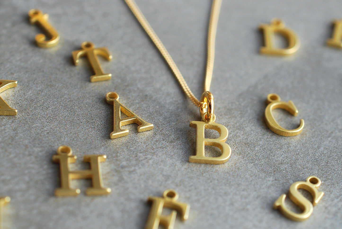 Initiale . 24 k vergoldete Sterlingsilber Kette mit Buchstaben-Anhänger
