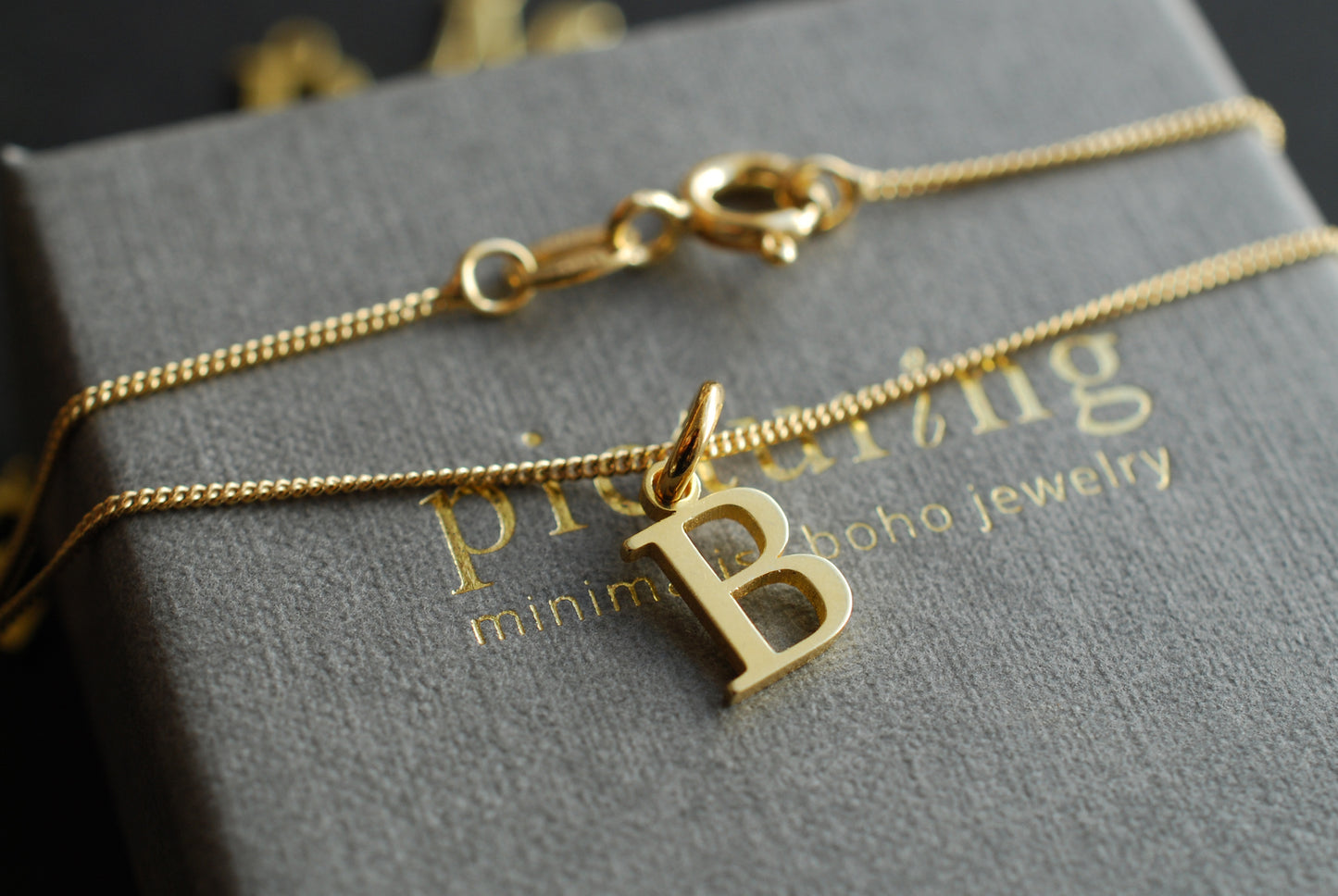 Initiale . 24 k vergoldete Sterlingsilber Kette mit Buchstaben-Anhänger