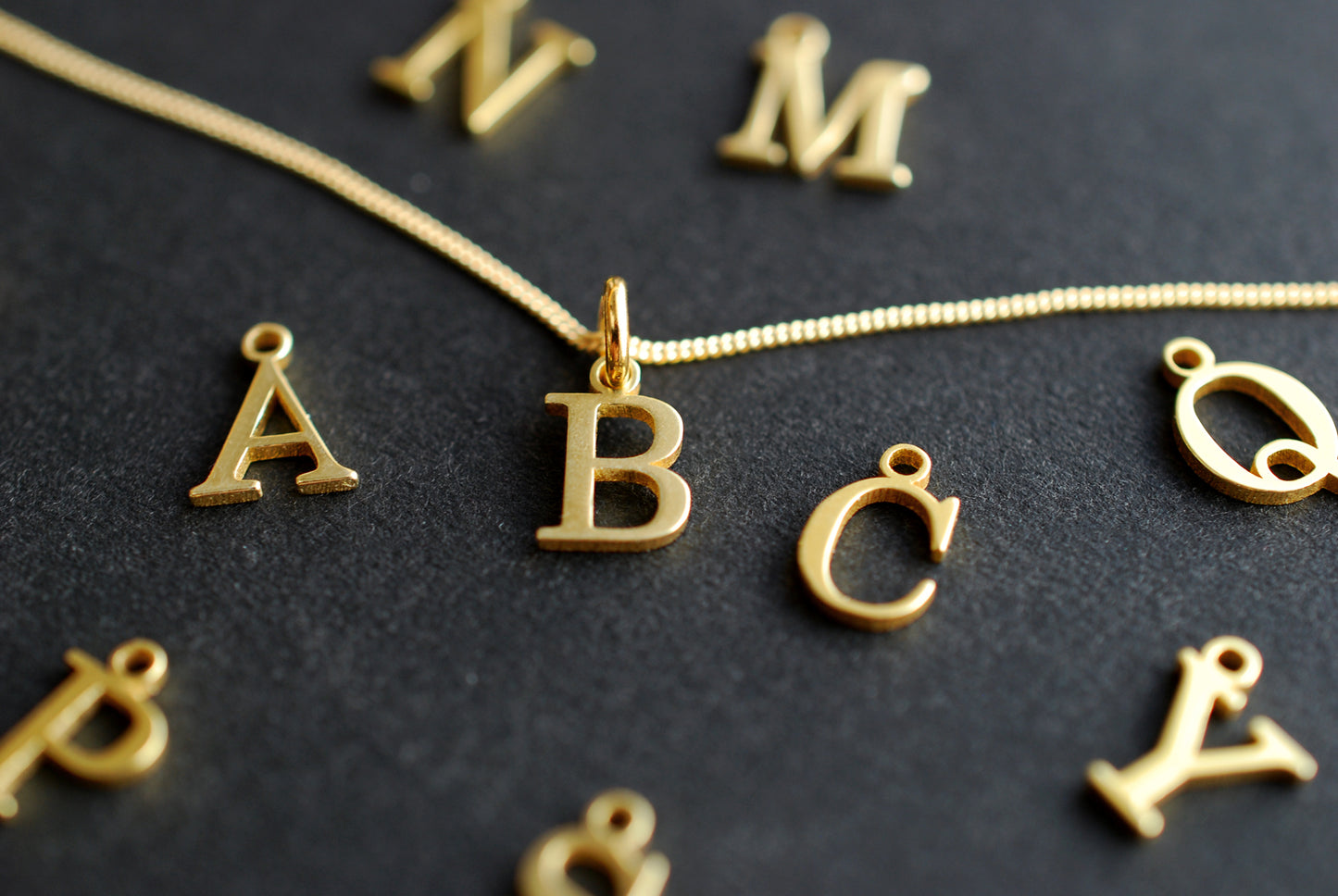 Initiale . 24 k vergoldete Sterlingsilber Kette mit Buchstaben-Anhänger