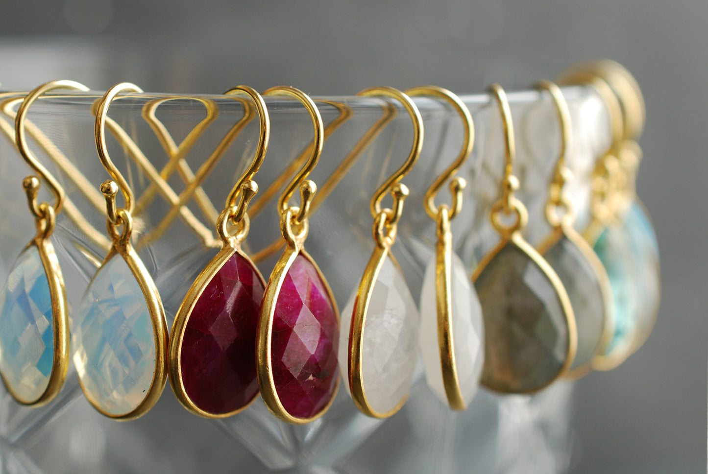 Ohrhänger aus natürlichem Mondstein und 22 k vergoldetem Sterling Silber - picturing