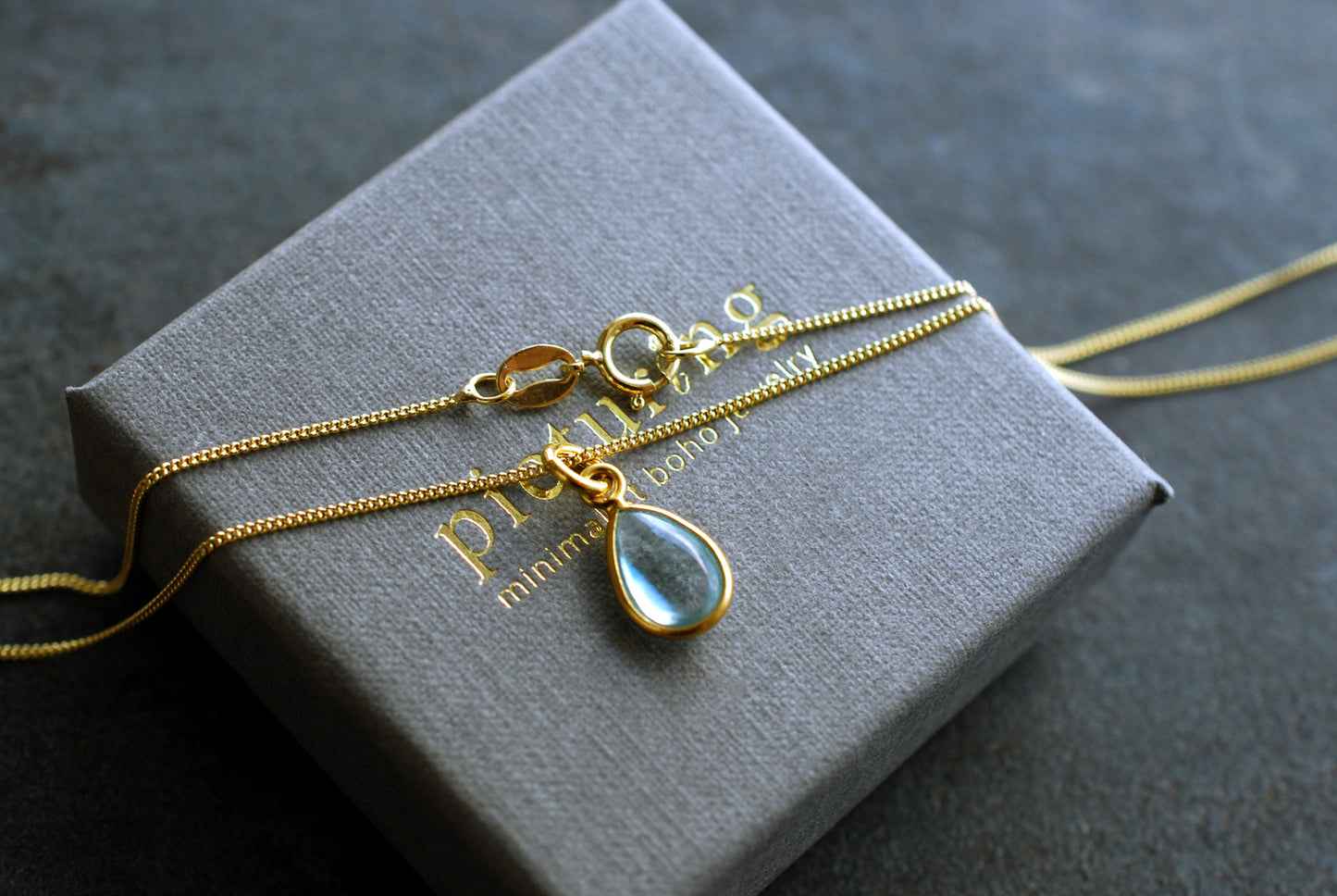 PRECIOUS . Zierliche, 22 kt vergoldete Sterling-Silberkette mit echtem Edelstein-Tropfen-Anhänger