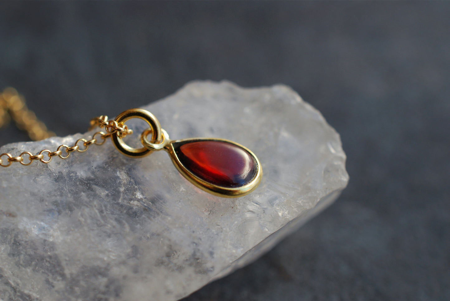 PRECIOUS . Zierliche, 22 kt vergoldete Sterling-Silberkette mit echtem Edelstein-Tropfen-Anhänger