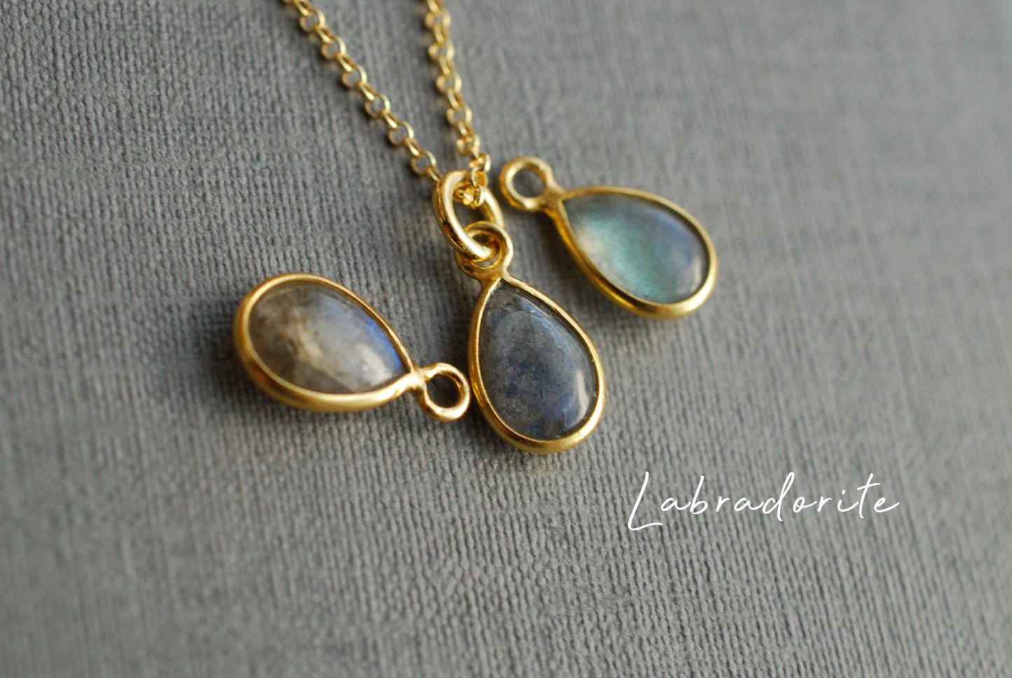 PRECIOUS . Zierliche, 22 kt vergoldete Sterling-Silberkette mit echtem Edelstein-Tropfen-Anhänger