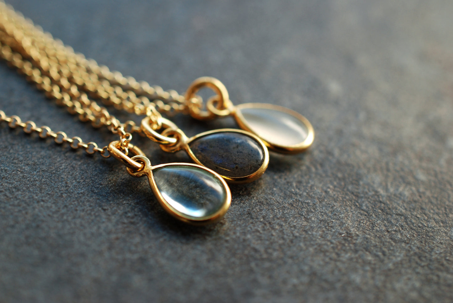 PRECIOUS . Zierliche, 22 kt vergoldete Sterling-Silberkette mit echtem Edelstein-Tropfen-Anhänger