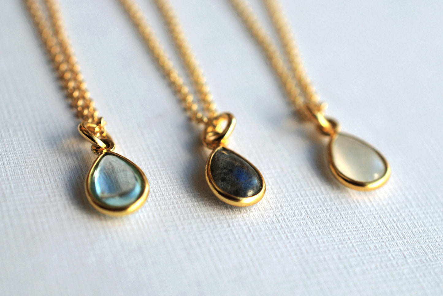 PRECIOUS . Zierliche, 22 kt vergoldete Sterling-Silberkette mit echtem Edelstein-Tropfen-Anhänger