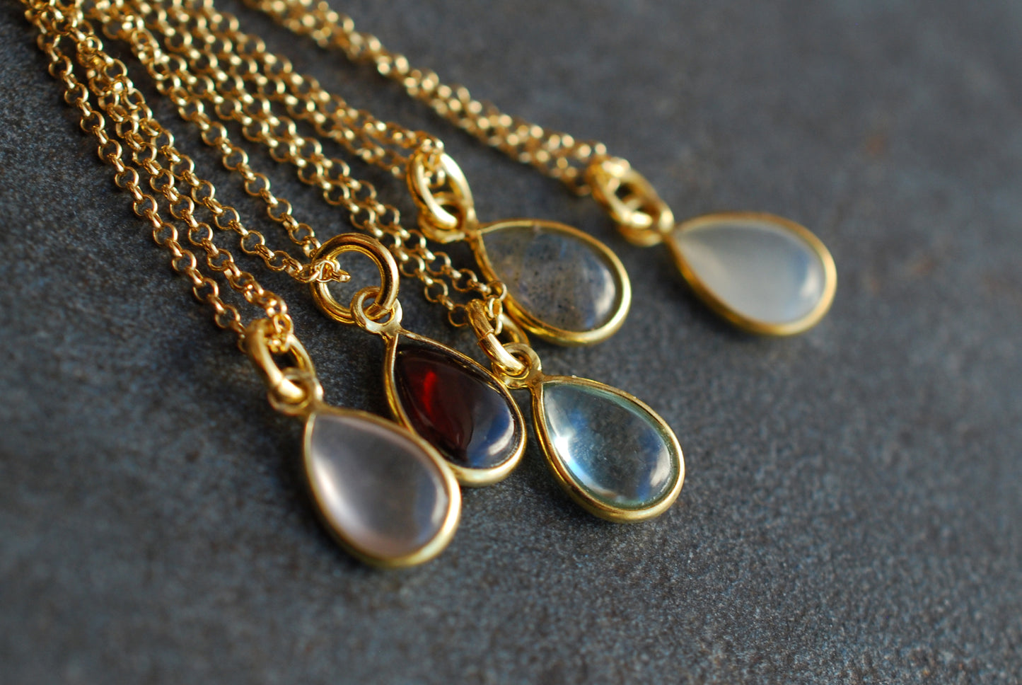 PRECIOUS . Zierliche, 22 kt vergoldete Sterling-Silberkette mit echtem Edelstein-Tropfen-Anhänger