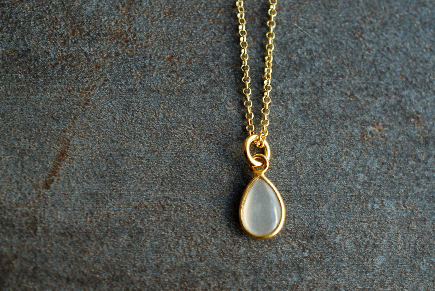 PRECIOUS . Zierliche, 22 kt vergoldete Sterling-Silberkette mit echtem Edelstein-Tropfen-Anhänger