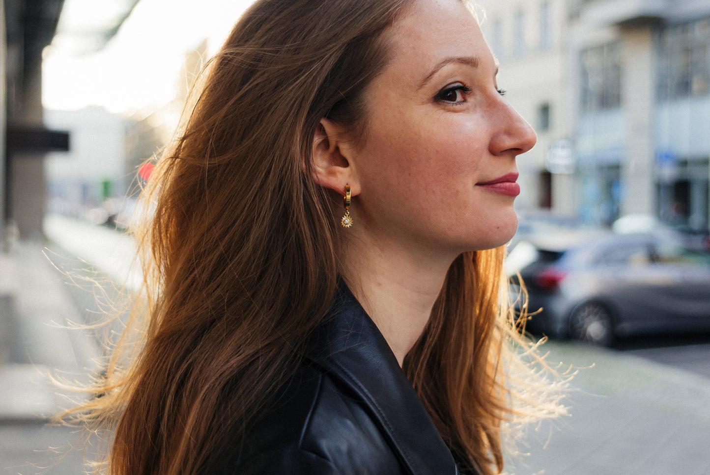 CELESTE . Sonnen Ohrringe mit Zirkonia . 16k vergoldete Creolen Ohrstecker .