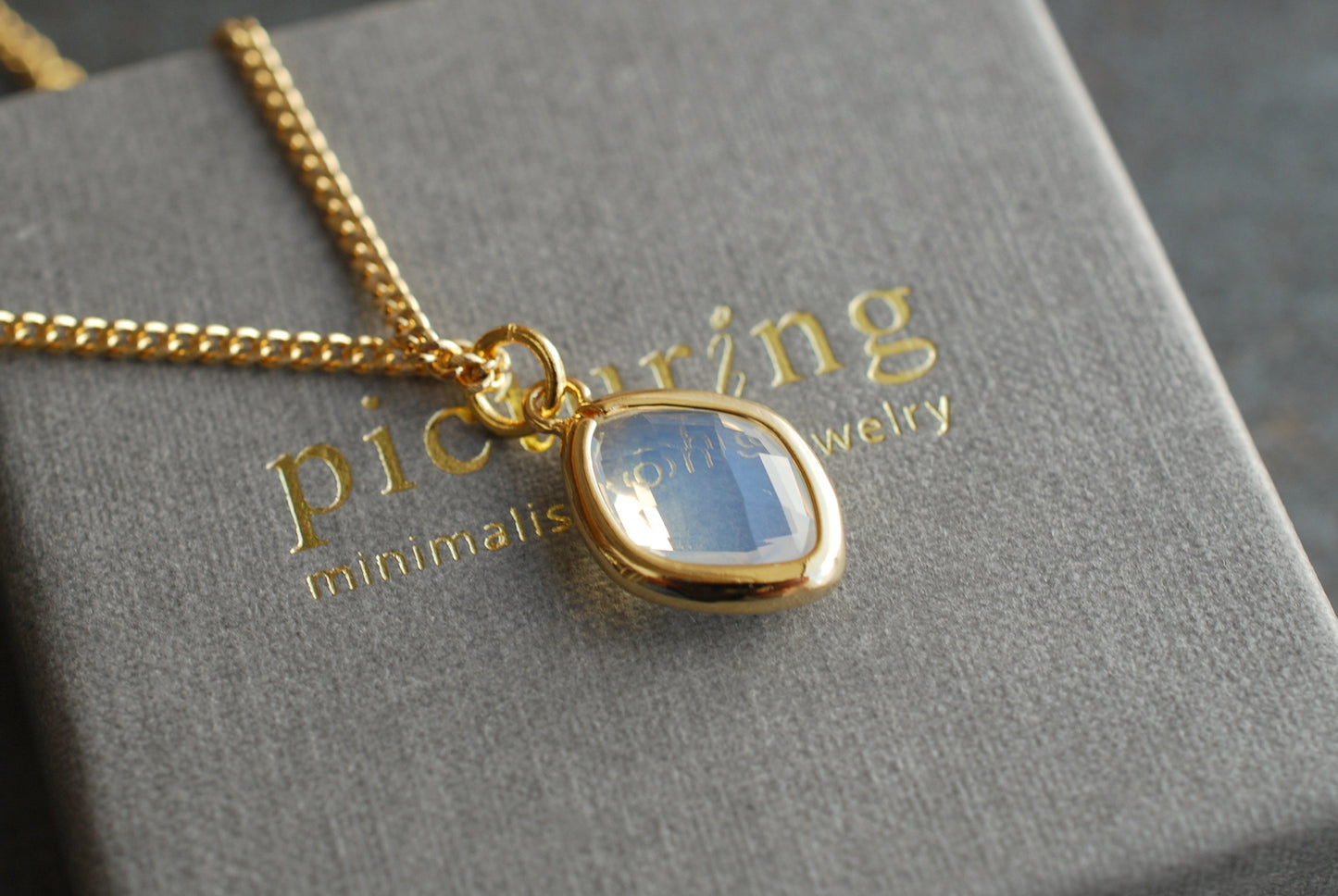 Vergoldete Farbwahl Kette mit facettiertem Glasstein-Anhänger