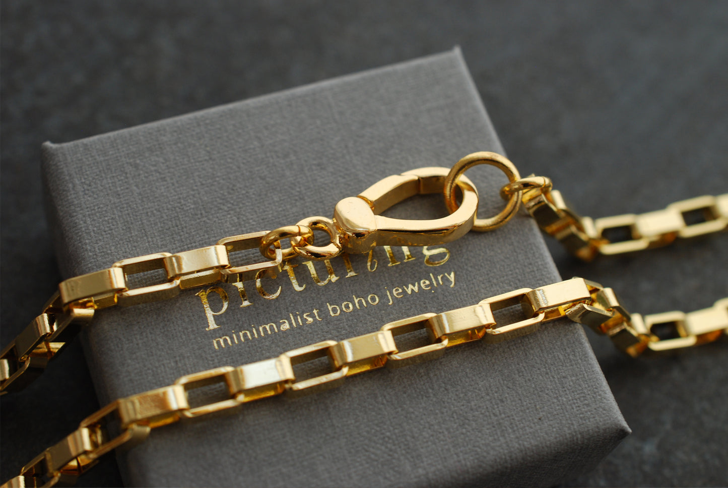 ZOE . Klobige, vergoldete Gliederkette . Statement-Schmuck