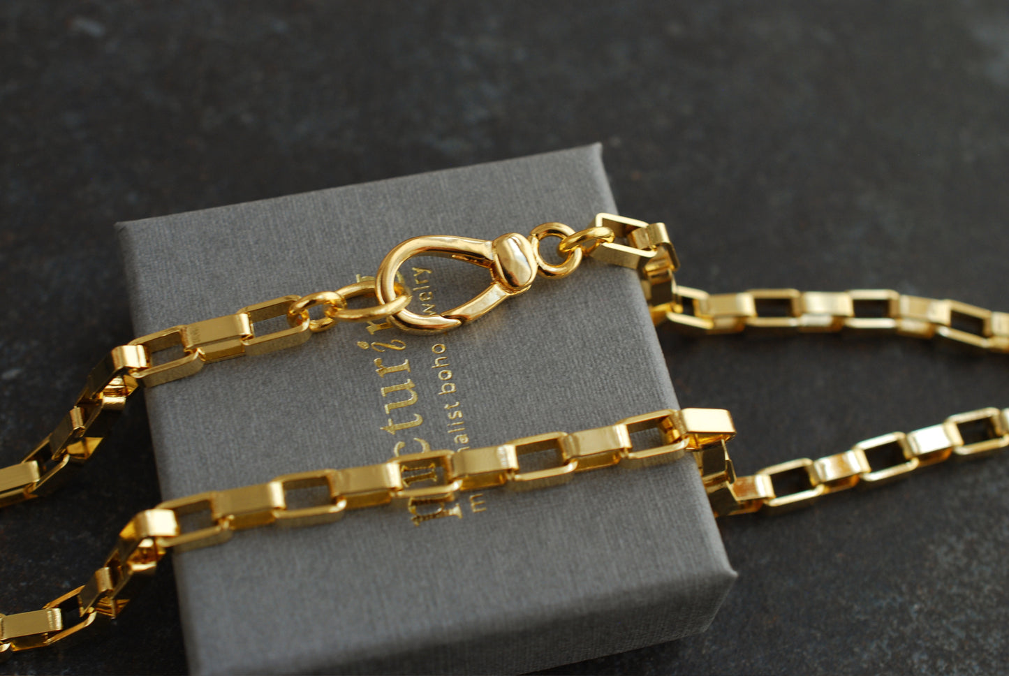 ZOE . Klobige, vergoldete Gliederkette . Statement-Schmuck