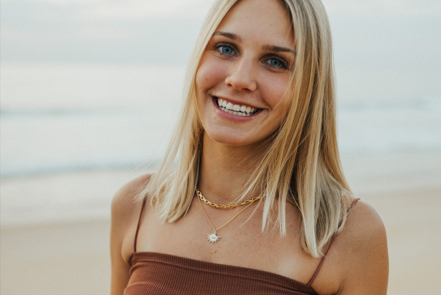 ZOE . Klobige, vergoldete Gliederkette . Statement-Schmuck