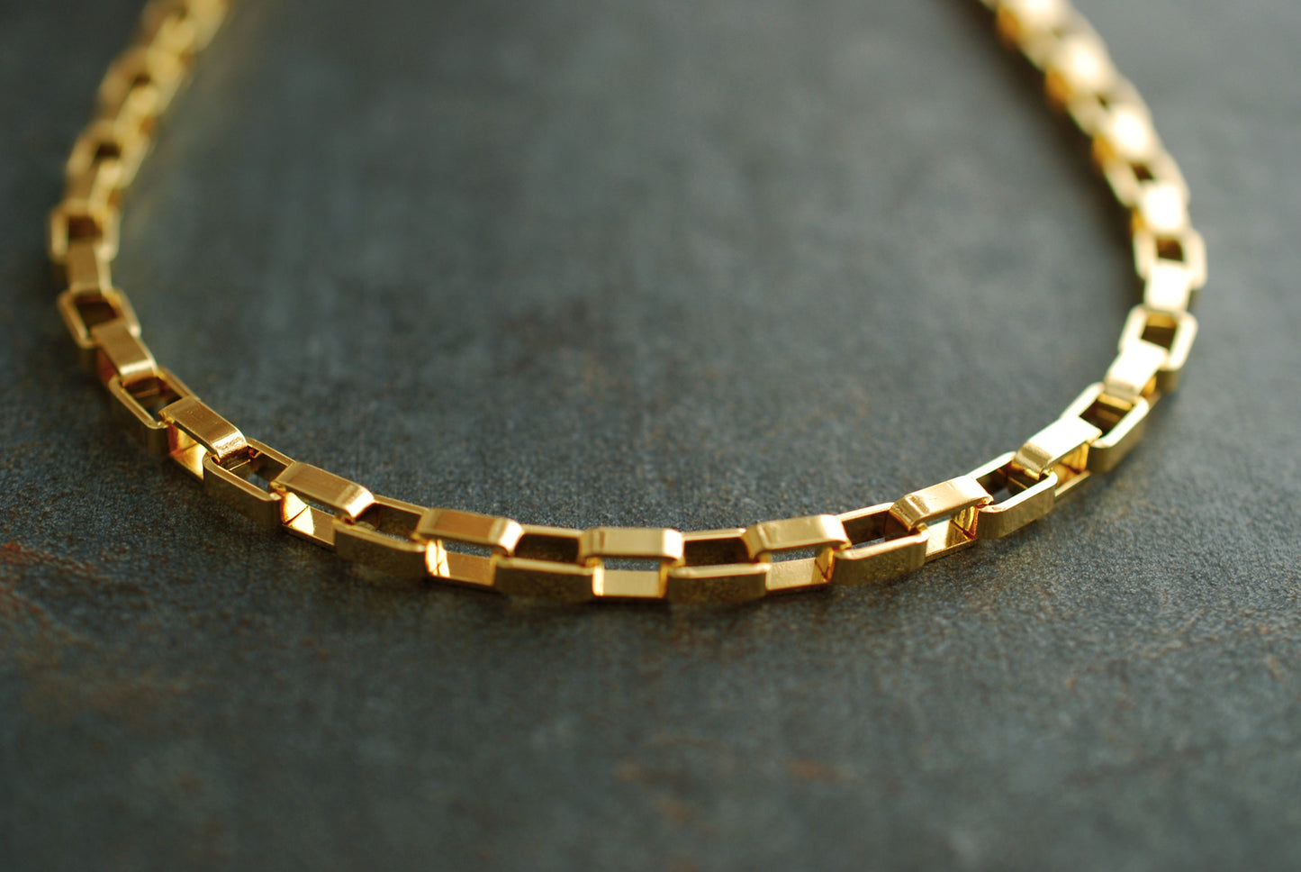 ZOE . Klobige, vergoldete Gliederkette . Statement-Schmuck