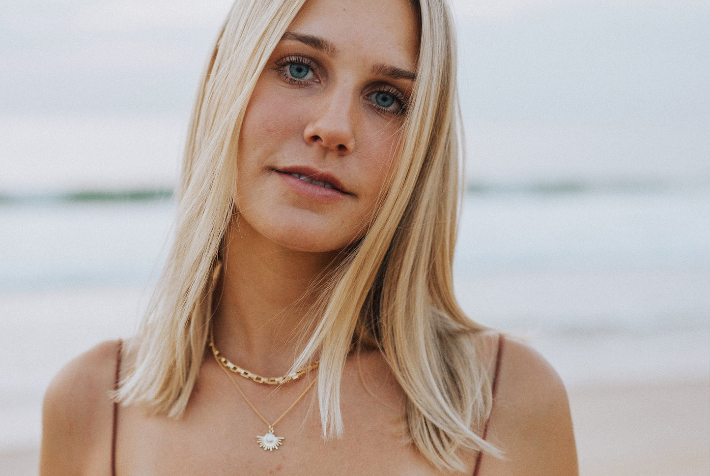 ZOE . Klobige, vergoldete Gliederkette . Statement-Schmuck