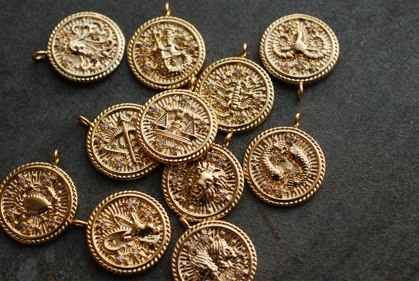 Vergoldete Sternzeichen-Münzen-Kette mit Zirkonia-Steinen