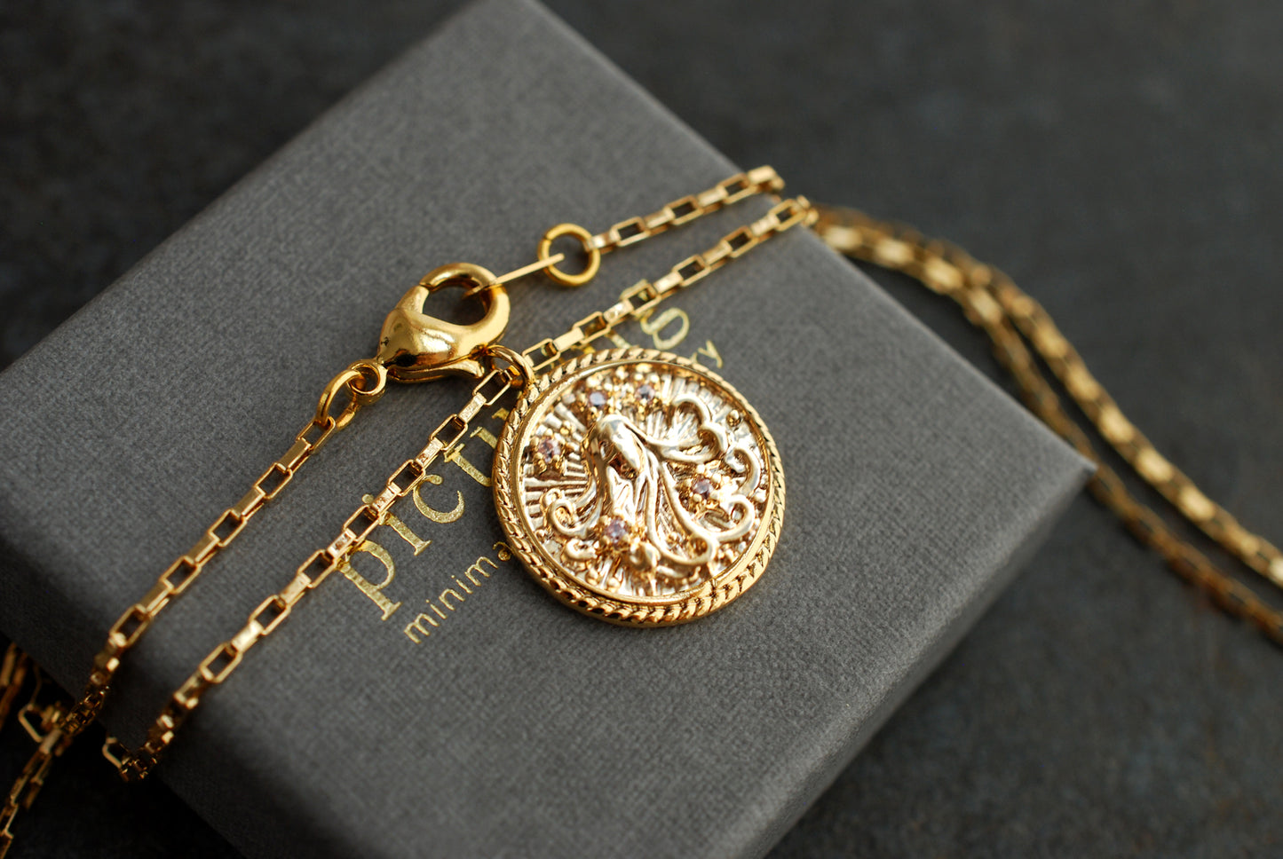 Vergoldete Sternzeichen-Münzen-Kette mit Zirkonia-Steinen