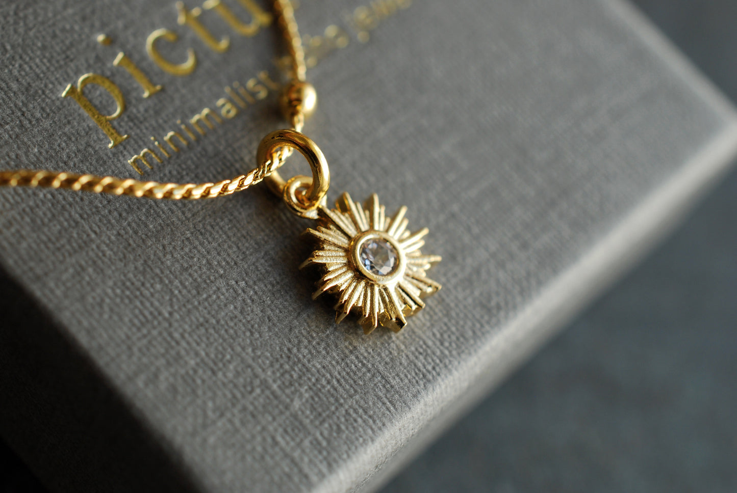 CELESTE . Vergoldete Sonnen-Kette mit Zirkonia-Stein