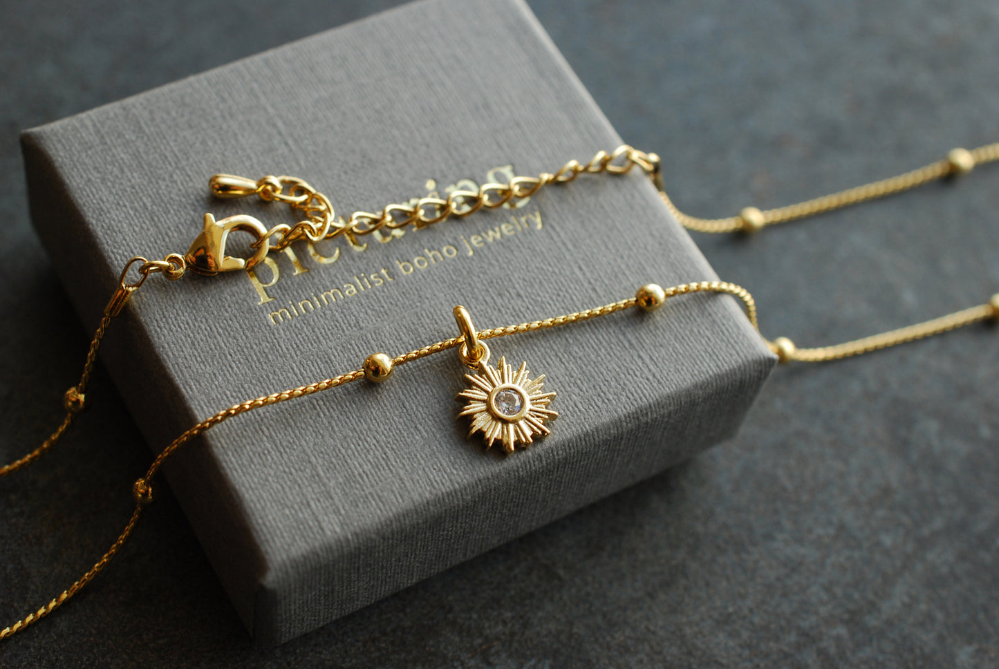 CELESTE . Vergoldete Sonnen-Kette mit Zirkonia-Stein