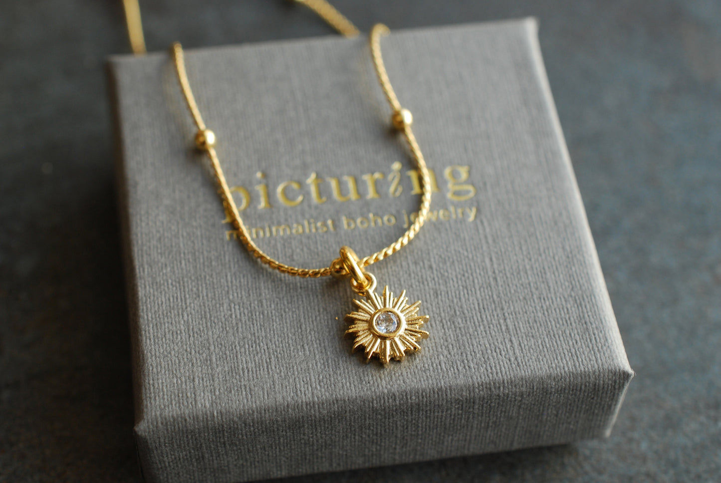 CELESTE . Vergoldete Sonnen-Kette mit Zirkonia-Stein