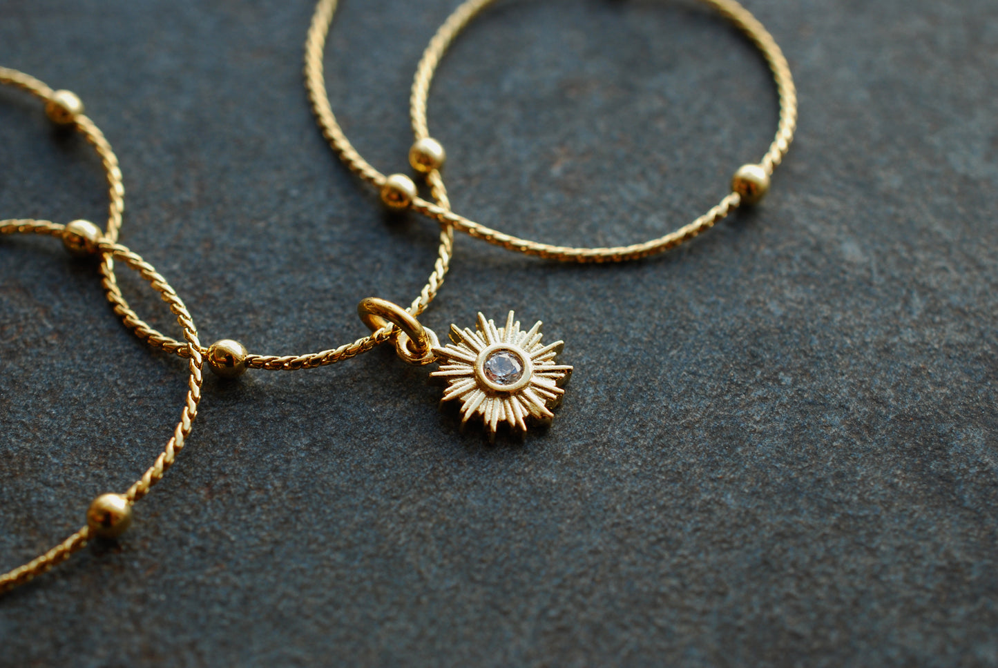 CELESTE . Vergoldete Sonnen-Kette mit Zirkonia-Stein