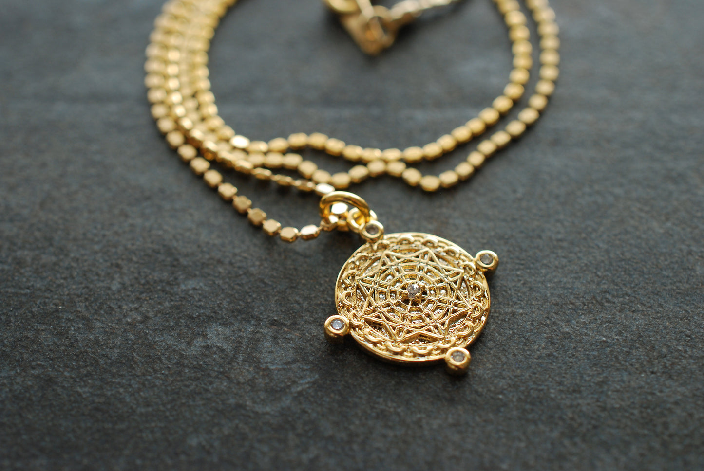 Magic Circle . Vergoldete Glücksbringer Kette mit Zirkonia-Steinchen. Weihnachtsgeschenke . Himmlischer Schmuck