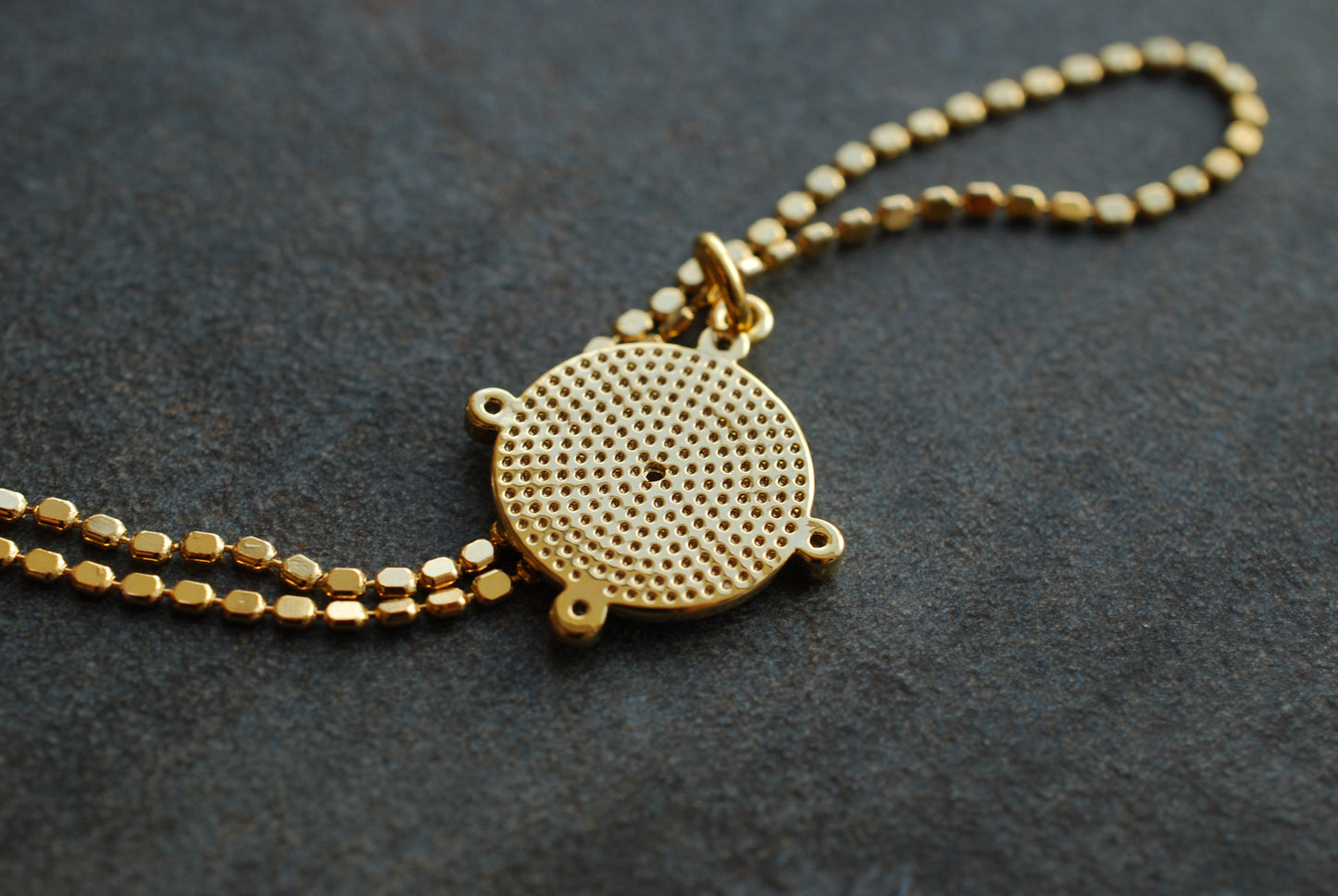 Magic Circle . Vergoldete Glücksbringer Kette mit Zirkonia-Steinchen. Weihnachtsgeschenke . Himmlischer Schmuck