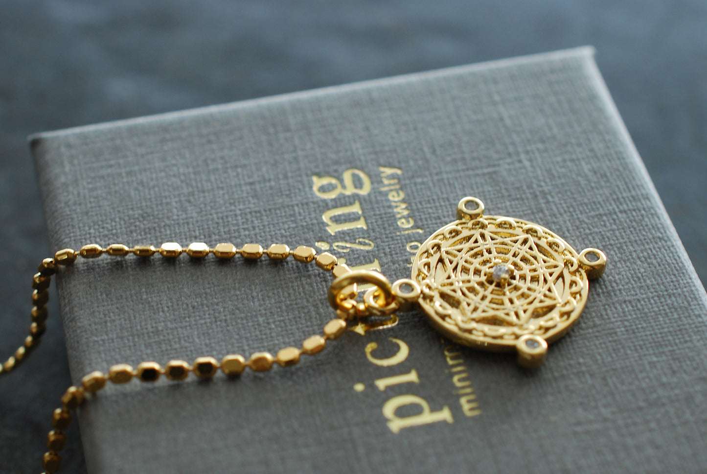 Magic Circle . Vergoldete Glücksbringer Kette mit Zirkonia-Steinchen. Weihnachtsgeschenke . Himmlischer Schmuck