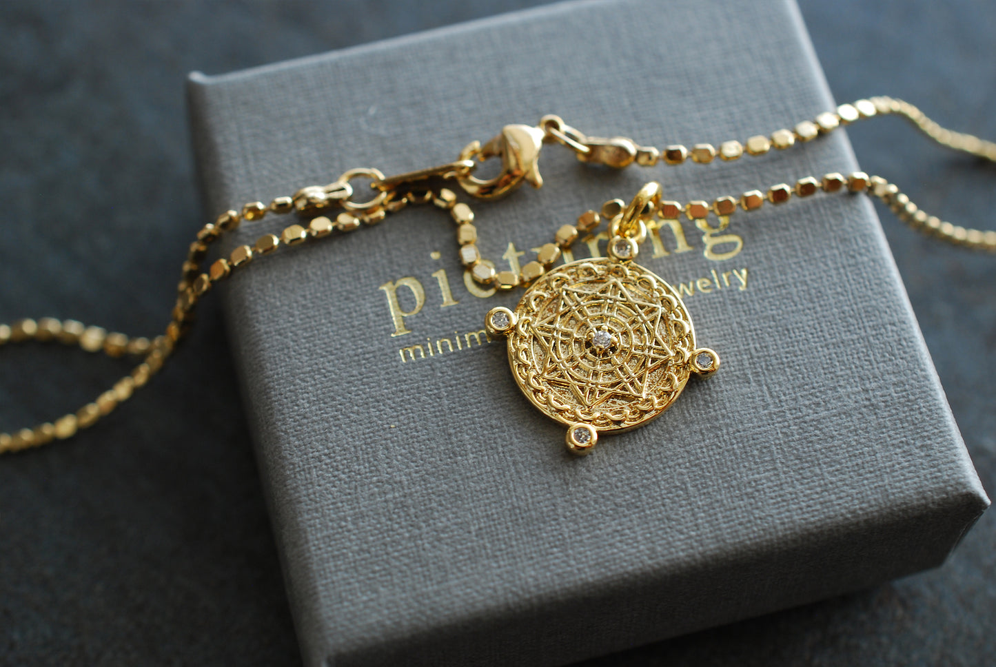 Magic Circle . Vergoldete Glücksbringer Kette mit Zirkonia-Steinchen. Weihnachtsgeschenke . Himmlischer Schmuck