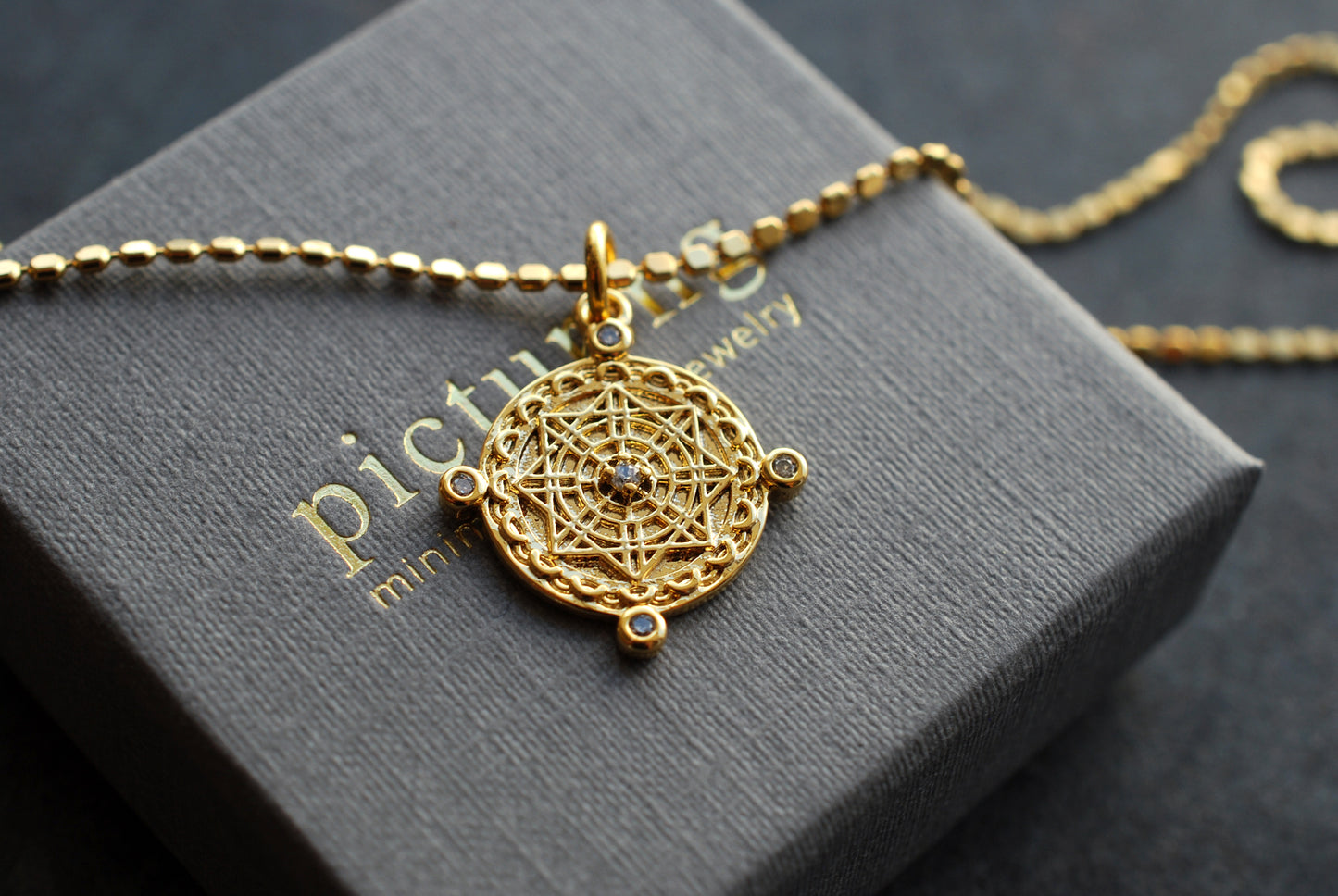 Magic Circle . Vergoldete Glücksbringer Kette mit Zirkonia-Steinchen. Weihnachtsgeschenke . Himmlischer Schmuck