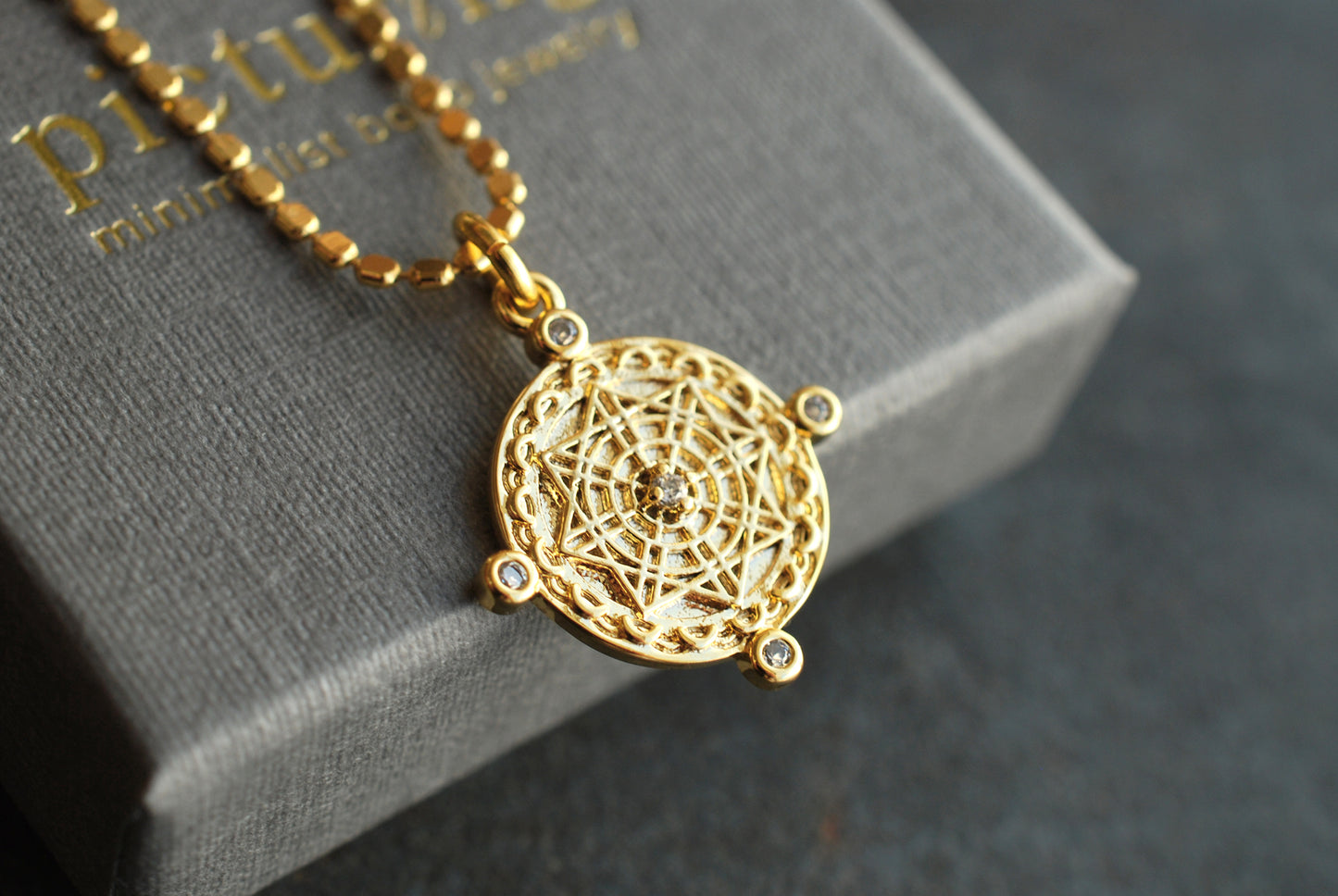 Magic Circle . Vergoldete Glücksbringer Kette mit Zirkonia-Steinchen. Weihnachtsgeschenke . Himmlischer Schmuck